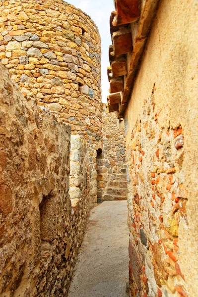 Smal straatje in het oude fort van Tossa de Mar — Stockfoto