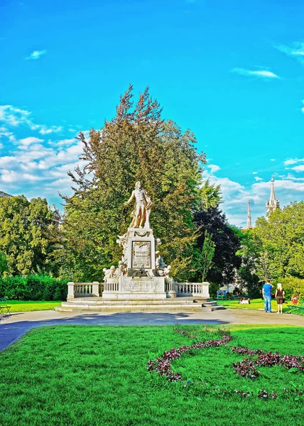 Statua Mozart nel Parco del Burggarten a Vienna — Foto Stock