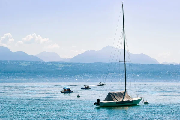 Perahu motor di Danau Jenewa di Lausanne — Stok Foto