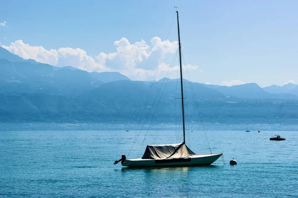 Barco a motor no Lago de Genebra, em Lausanne — Fotografia de Stock
