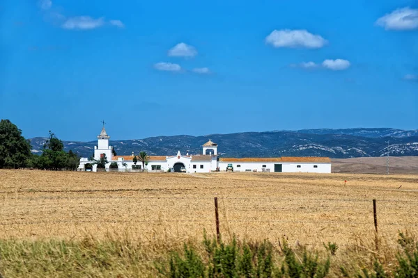 Σπίτι στο χωριό κατά μήκος δρόμου — Φωτογραφία Αρχείου