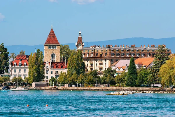 Zámek Ouchy na nábřeží Ženevského jezera v Lausanne — Stock fotografie