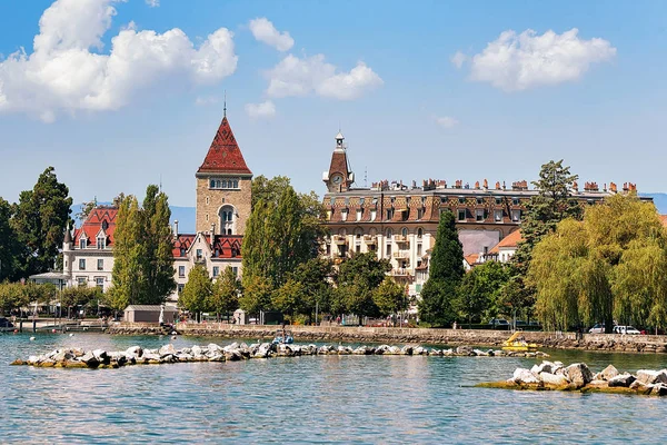 Chateau Ouchy vid Genèvesjön strandpromenaden i Lausanne — Stockfoto