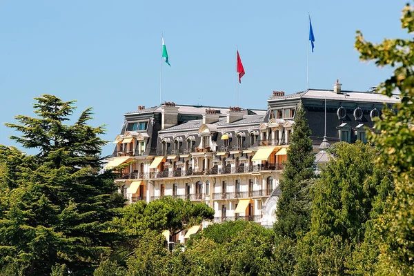 Beau Rivage Palace hotel no Lago de Genebra passeio marítimo em Lausanne — Fotografia de Stock
