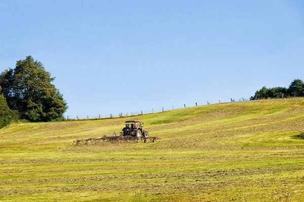 Traktor med plog gör vissa jordbruks säsongsarbete i fie — Stockfoto