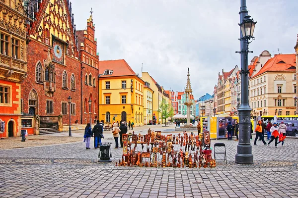 A régi városháza turisták Market Square, Wroclaw — Stock Fotó