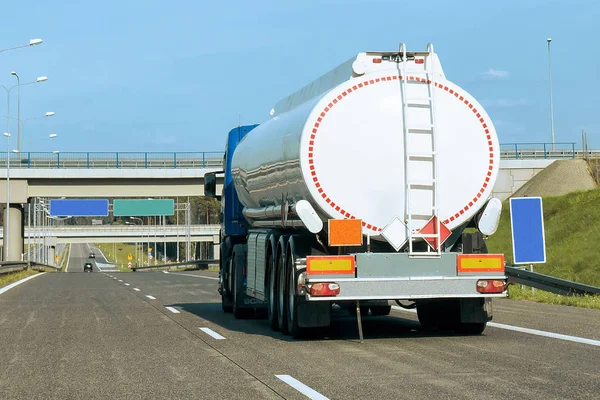 Camión cisterna de almacenamiento en carretera en Polonia — Foto de Stock