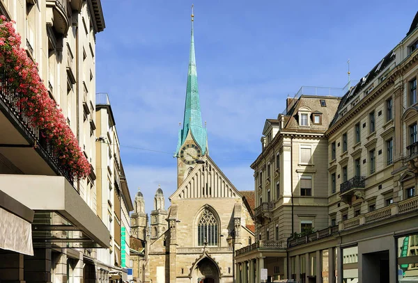 Vista de la calle de la iglesia de Fraumunster en Zurich —  Fotos de Stock