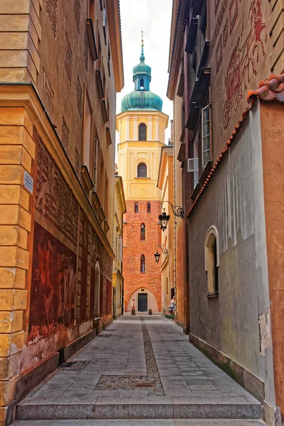 Шпиль церкви Святого Мартина в Варшаве — стоковое фото