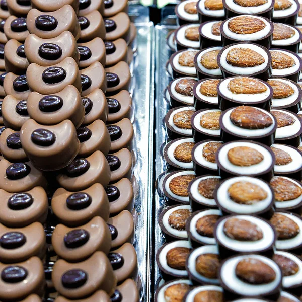 Seleção de doces de chocolate suíços com amêndoas — Fotografia de Stock