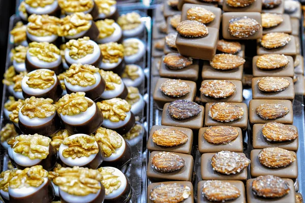 Seleção de chocolate suíço doce com amêndoa e noz — Fotografia de Stock