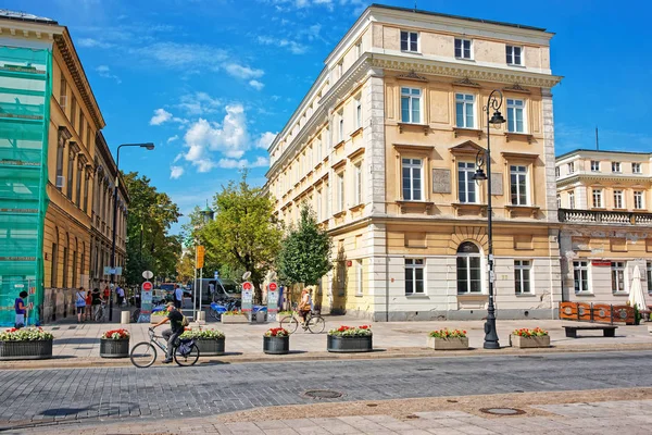 Люди на велосипедах на улице в центре Варшавы — стоковое фото