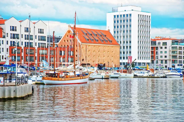 Puerto viejo con barcos en el paseo marítimo del río Motlawa Gdansk —  Fotos de Stock