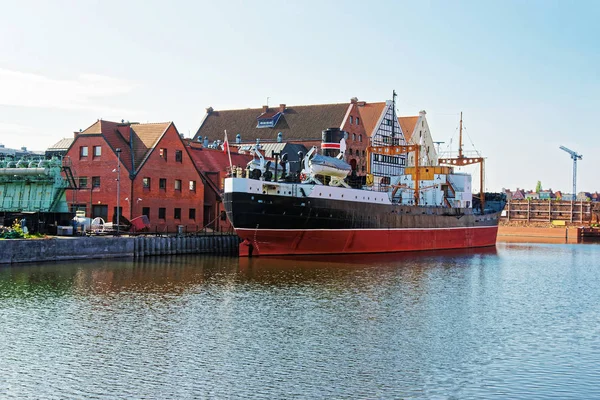 Oude schip en kaai van Motlawa Rivier van Gdansk — Stockfoto