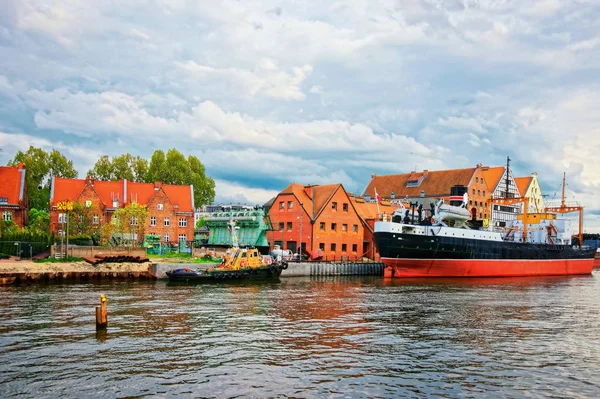 Antiguo barco en el muelle del río Motlawa en Gdansk —  Fotos de Stock