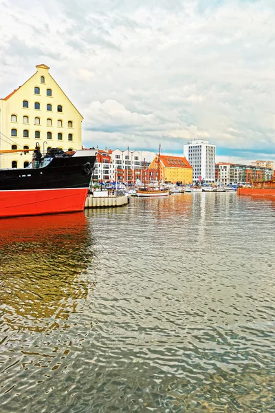 Oude schepen waterkant van Motlawa Rivier van Gdansk — Stockfoto