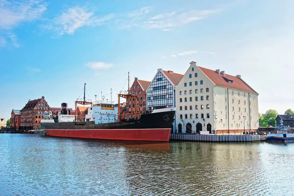 Oude schip en kaai van Motlawa Rivier in Gdansk — Stockfoto