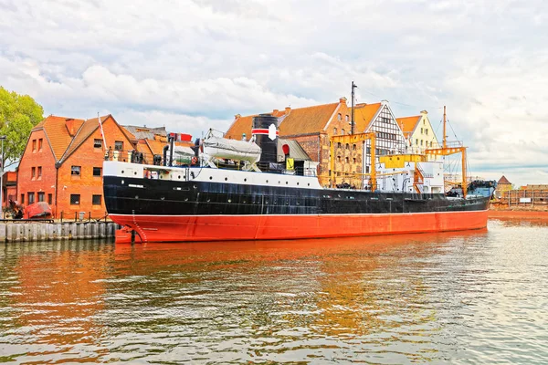 Oude schip waterkant van Motlawa Rivier Gdansk — Stockfoto