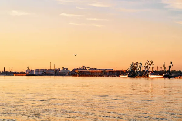 Serbatoi di petrolio nel Mar Baltico del Porto di Klaipeda — Foto Stock