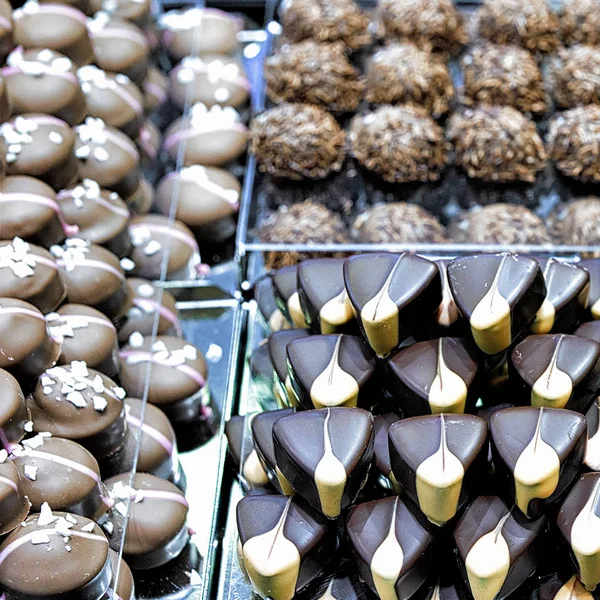 Mistura de doces de chocolate suíços com recheio diferente — Fotografia de Stock