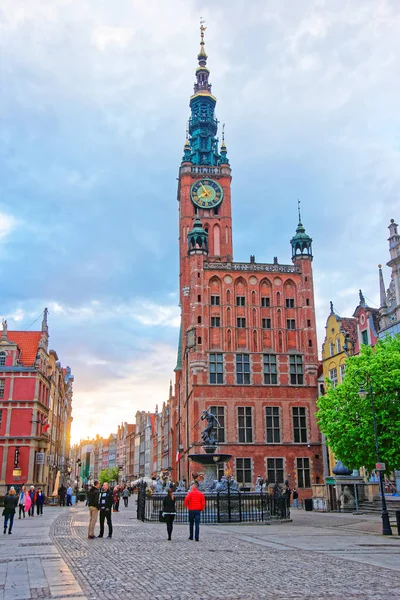 Hôtel de ville principal et place Dlugi Targ de Gdansk — Photo