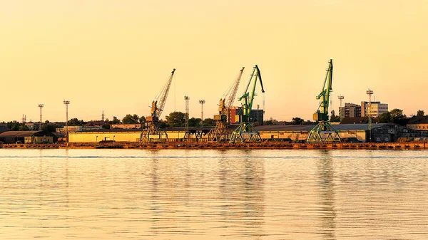 加载在波罗的海的克莱佩达港起重机 — 图库照片