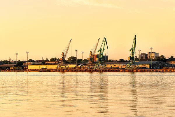 Guindastes de carga no porto no mar Báltico em Klaipeda — Fotografia de Stock