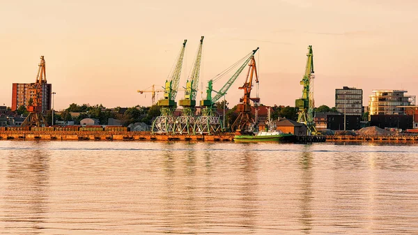 Verladekräne und Schiff an der Ostsee klaipeda — Stockfoto