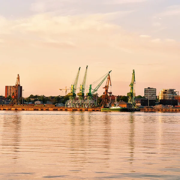 Loading cranes and oil tanks in Baltic sea in Klaipeda — Stock Photo, Image
