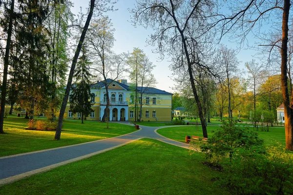 Historická budova v parku v Druskininkai — Stock fotografie