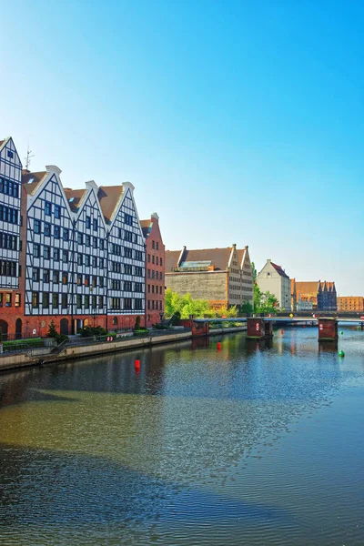 Puente en el paseo marítimo del río Motlawa en Gdansk — Foto de Stock