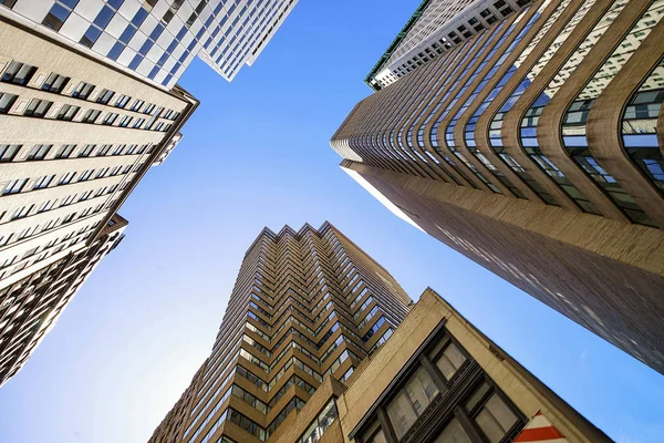 Vista dal basso dei grattacieli di vetro a New York negli Stati Uniti — Foto Stock