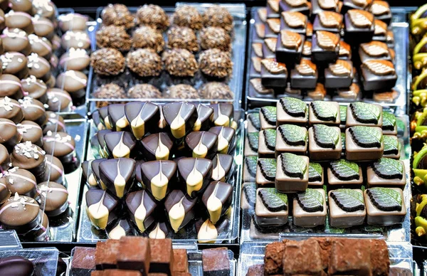 Sortimento de doces de chocolate suíços com recheio diferente — Fotografia de Stock