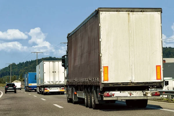 Caminhões na estrada no cantão de Genebra, na Suíça — Fotografia de Stock