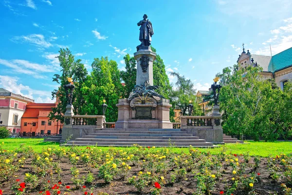 Varşova 'daki Adam Mickiewicz Anıtı — Stok fotoğraf