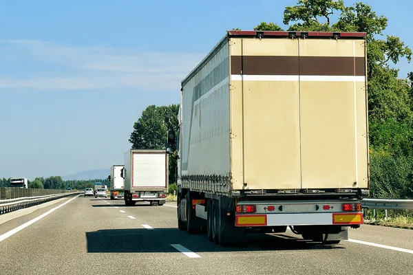 Vrachtwagens op rijbaan van Zwitserland — Stockfoto