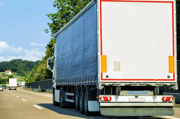 Camión en carretera en el cantón de Ginebra en Suiza — Foto de Stock