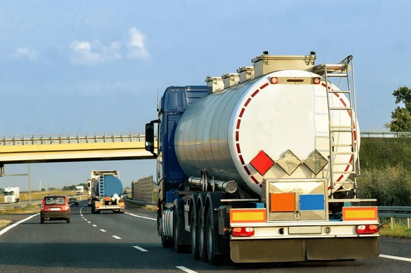 Camión cisterna de almacenamiento en carretera Polonia — Foto de Stock