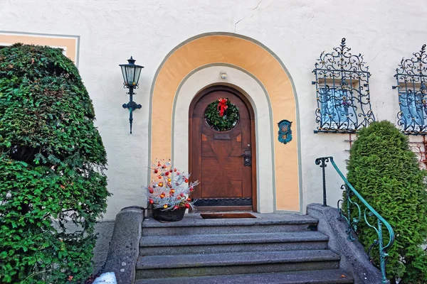 Corona decorada para Navidad en la puerta de Garmisch Partenkirchen — Foto de Stock