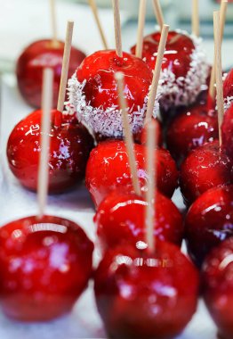 Sırlı lolipop elmalı Vilnius Noel piyasasında durak