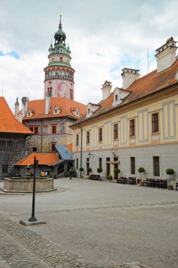 Yuvarlak kulenin ve devlet Castle Cesky Krumlov iç avlu