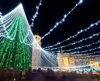 Vilnius Noel pazarı ve Xmas ağacı çelenk ile insanlar 