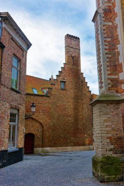 Kırmızı tuğla Bruges dar sokaklarında bina
