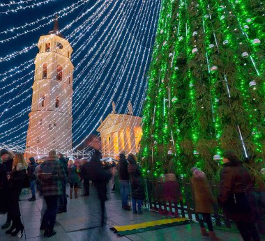 İnsanlar Noel piyasasında Advent akşam itibariyle eğleniyor