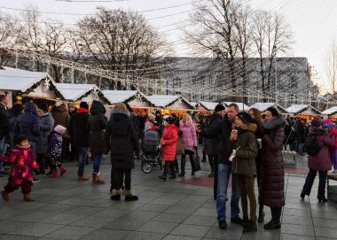 İnsanlar eğlenmek tezgahta Noel pazarında Vilnius