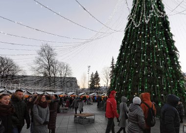 Noel pazarı eğleniyor insanlar katedral Meydanı Vilnius yakınındaki
