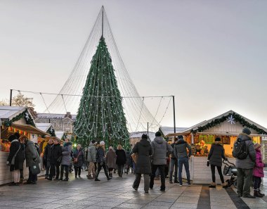 İnsanlar Katedral Meydanı Vilnius Noel pazarında eğleniyor