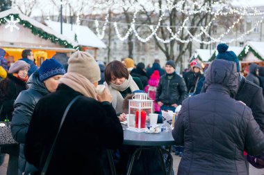İnsanlar sıcak asma Vilnius Noel piyasasında içme