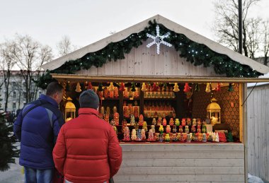 İnsanlar Katedral Meydanı Vilnius Noel pazarında sayaç