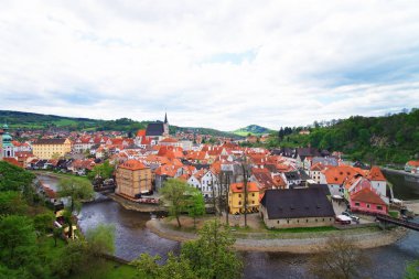 Eski şehir merkezi ile St Vitus kilisede Cesky Krumlov